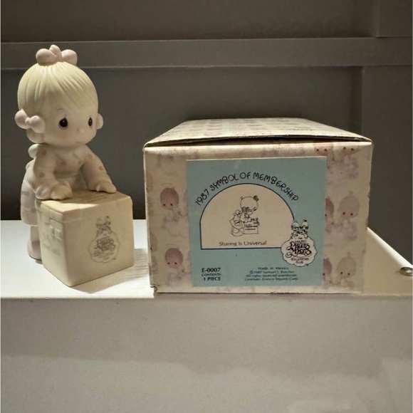 Sharing is universal precious moment figurine - Picture 3 of 4